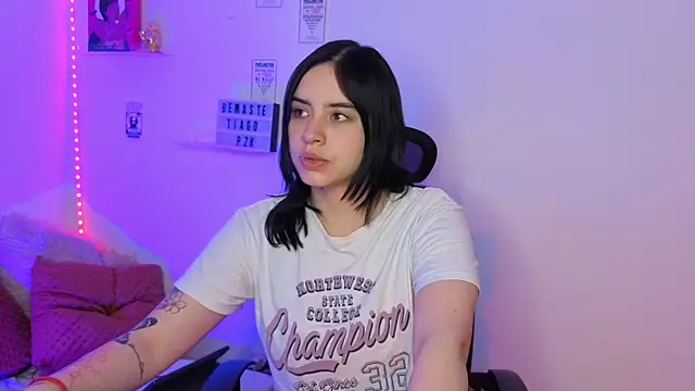 Emily Lindey online show from 03-25-26, 07:19