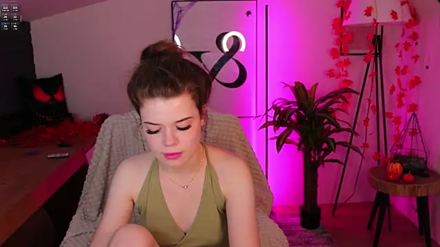 Hot  Tiny online show from 10-30-25, 01:42