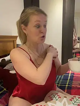 madamlillyrose online show from 12-16-25, 09:02