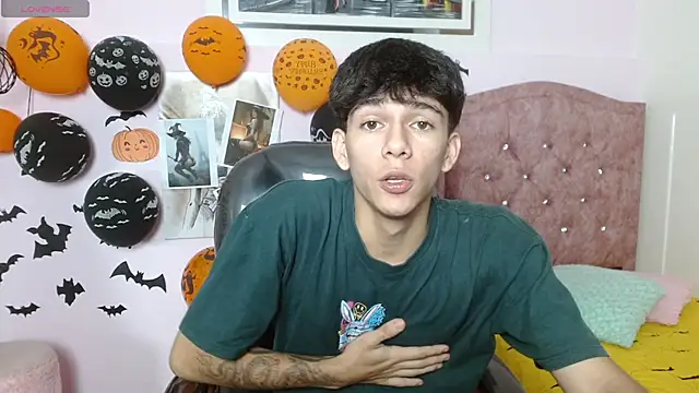 AmethystShadow17 online show from 10-19-25, 01:47