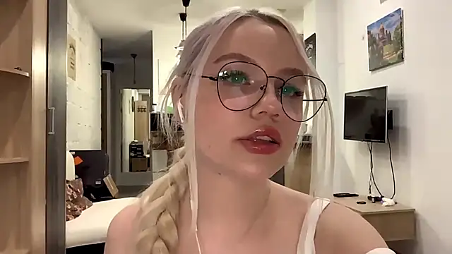 Snapshot of LupeLewitt chatting on 10-29-25, 04:06 LupeLewitt online show from 10-29-25, 04:06