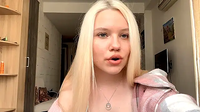 Snapshot of LupeLewitt chatting on 10-20-25, 12:17 LupeLewitt online show from 10-20-25, 12:17