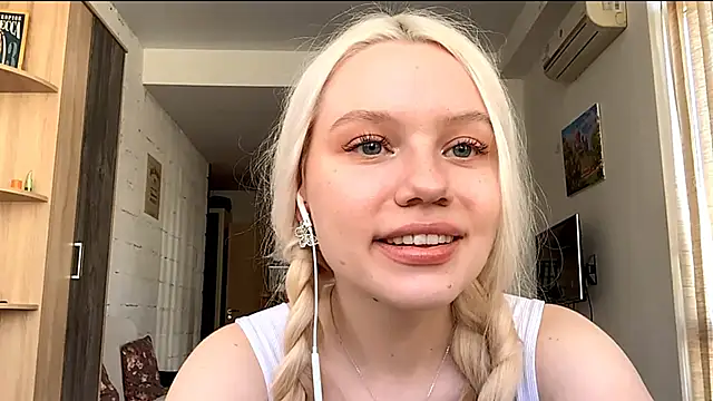 Snapshot of LupeLewitt chatting on 10-17-25, 11:23 LupeLewitt online show from 10-17-25, 11:23