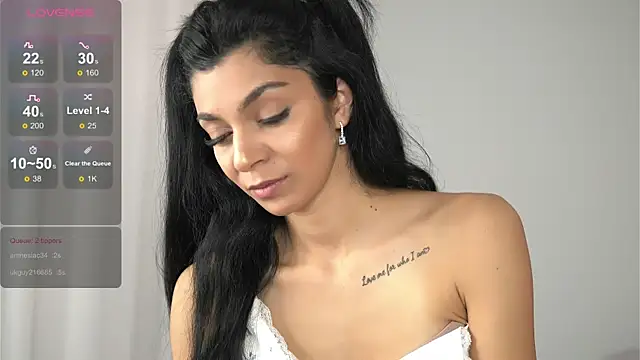 Snapshot of ReneeVoss chatting on 12-23-25, 05:51 ReneeVoss online show from 12-23-25, 05:51