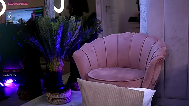 Snapshot of ReneeVoss chatting on 10-21-25, 03:55 ReneeVoss online show from 10-21-25, 03:55