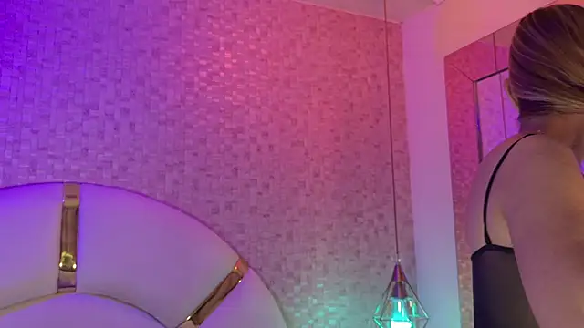 Snapshot of emmy_rose25 chatting on 12-04-25, 11:53 emmy rose25 online show from 12-04-25, 11:53