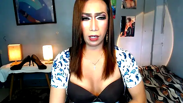 Snapshot of littleredbunny27 chatting on 06-07-26, 03:01 littleredbunny27 online show from 06-07-26, 03:01