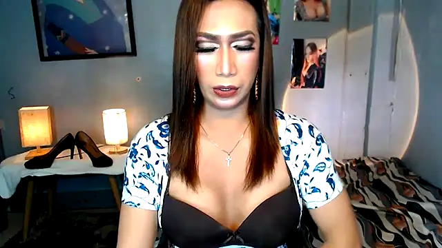 Snapshot of littleredbunny27 chatting on 06-29-26, 02:07 littleredbunny27 online show from 06-29-26, 02:07