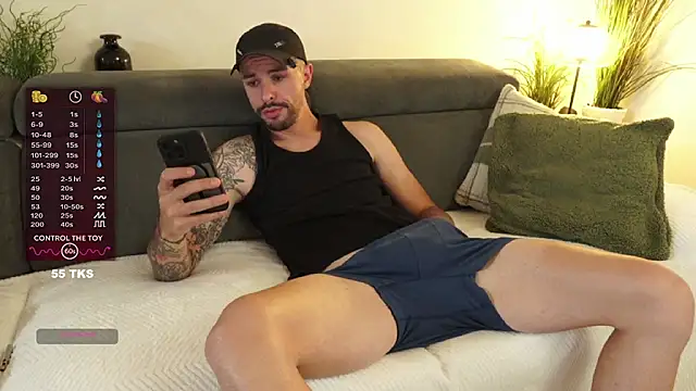 Snapshot of monsieurguitsxxx chatting on 06-03-26, 02:33 monsieurguitsxxx online show from 06-03-26, 02:33