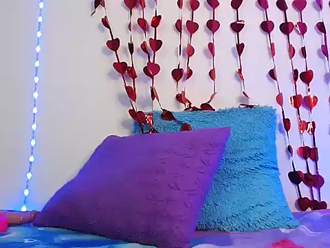 Isaa Foxx  online show from 10-29-25, 04:44