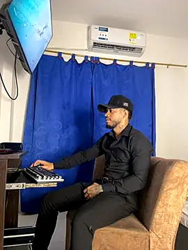 Kylian Alessandro online show from 12-15-25, 10:48