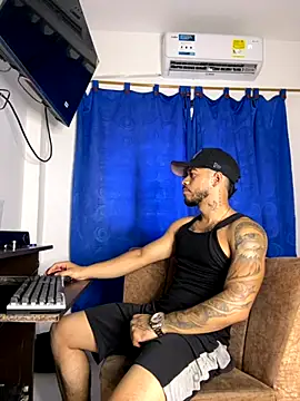 Kylian Alessandro online show from 11-15-25, 07:07