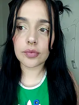 Snapshot of ravendeluxe chatting on 10-28-25, 04:17 ravendeluxe online show from 10-28-25, 04:17