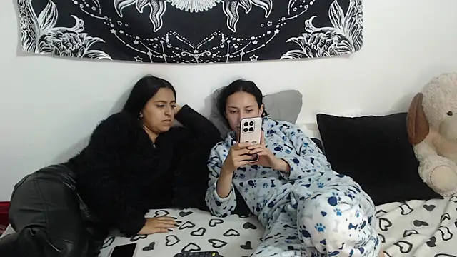 Snapshot of abby_n_emily chatting on 05-19-26, 01:29 abby n emily online show from 05-19-26, 01:29