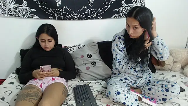 Snapshot of abby_n_emily chatting on 04-29-26, 01:32 abby n emily online show from 04-29-26, 01:32