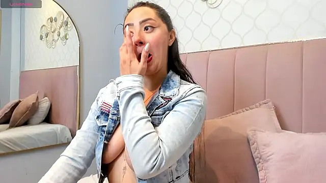 Snapshot of JuliethCruz_ chatting on 02-06-26, 07:54 JuliethCruz online show from 02-06-26, 07:54