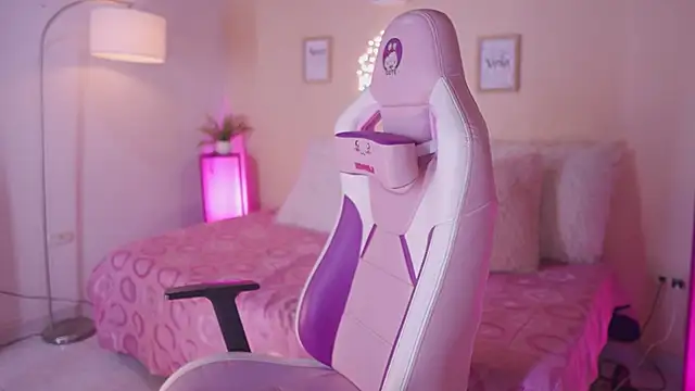 Meggie  online show from 11-24-25, 11:16