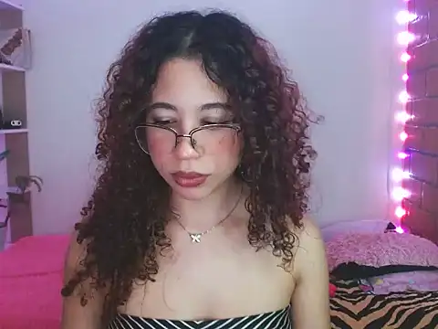 Snapshot of Medussa3033 chatting on 03-29-26, 10:00 Medussa3033 online show from 03-29-26, 10:00