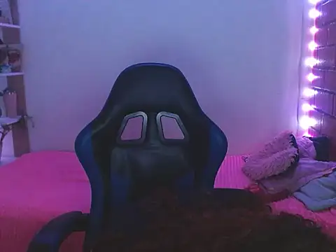 Snapshot of Medussa3033 chatting on 03-11-26, 06:18 Medussa3033 online show from 03-11-26, 06:18