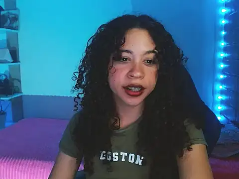 Snapshot of Medussa3033 chatting on 06-17-26, 01:27 Medussa3033 online show from 06-17-26, 01:27