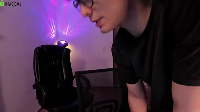 Snapshot of Mikeyvioleta_ chatting on 06-16-26, 08:58 Mikeyvioleta online show from 06-16-26, 08:58