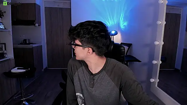 Mikeyvioleta  online show from 02-17-26, 08:22