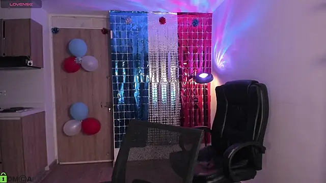 Snapshot of Mikeyvioleta_ chatting on 07-17-26, 08:22 Mikeyvioleta online show from 07-17-26, 08:22