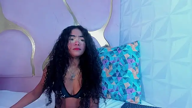 Snapshot of camilaqueenh chatting on 10-21-25, 03:17 camilaqueenh online show from 10-21-25, 03:17