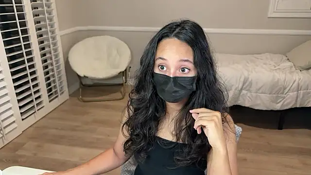 WinnieRin online show from 11-24-25, 04:56