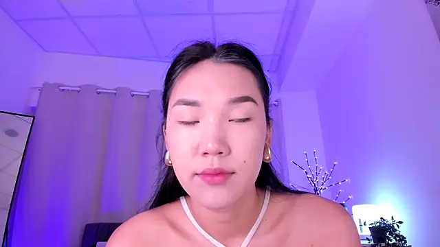 Snapshot of Divine_Madeleine chatting on 07-16-26, 06:21 Divine Madeleine online show from 07-16-26, 06:21