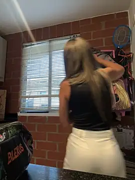 valentina herrrera online show from 10-31-25, 09:22