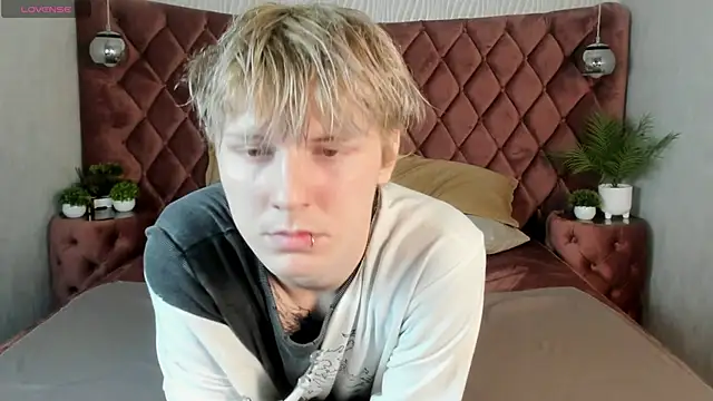 Snapshot of KevinMilky chatting on 10-16-25, 02:36 KevinMilky online show from 10-16-25, 02:36