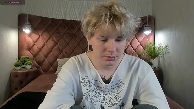 Snapshot of KevinMilky chatting on 11-20-25, 02:40 KevinMilky online show from 11-20-25, 02:40