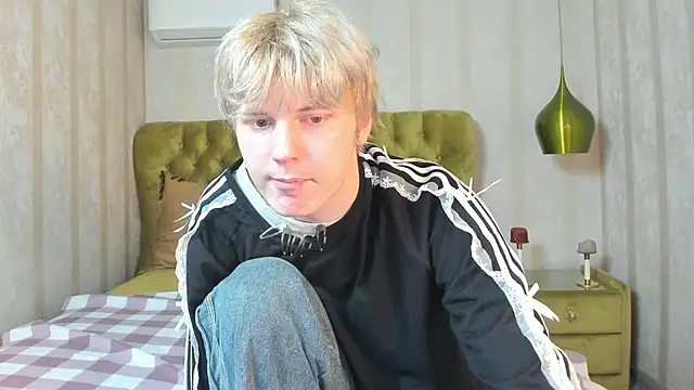 Snapshot of KevinMilky chatting on 10-17-25, 02:41 KevinMilky online show from 10-17-25, 02:41