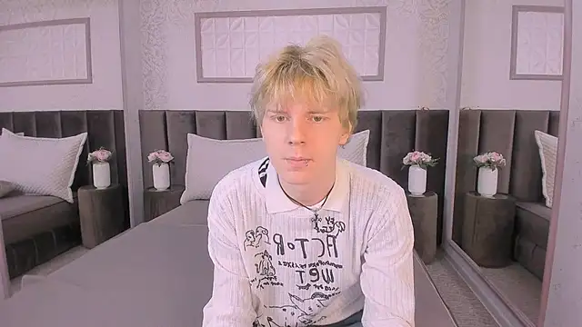 Snapshot of KevinMilky chatting on 10-21-25, 02:38 KevinMilky online show from 10-21-25, 02:38