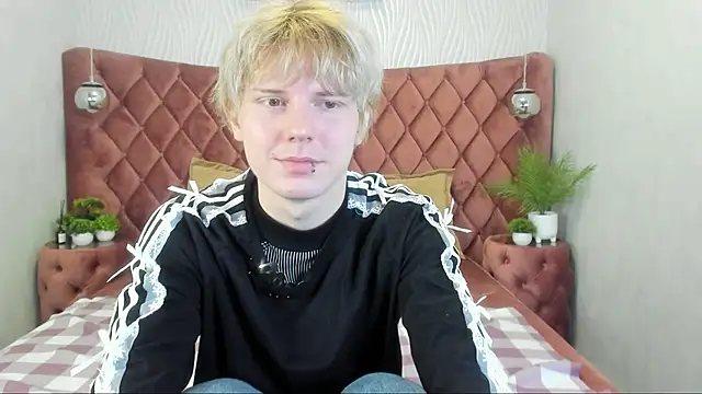 Snapshot of KevinMilky chatting on 10-24-25, 03:11 KevinMilky online show from 10-24-25, 03:11