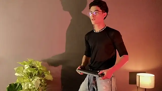 Aaron Eze online show from 11-26-25, 01:27