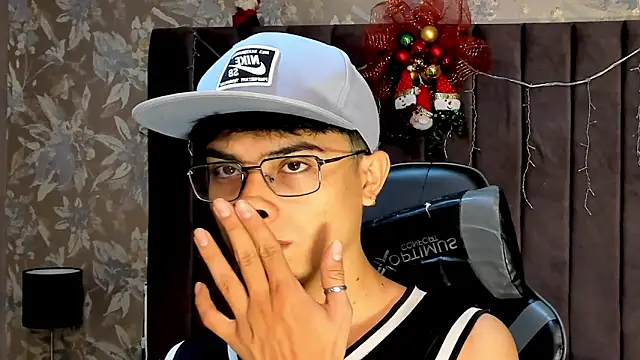 Aaron Eze online show from 12-21-25, 09:04