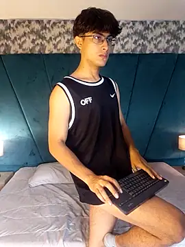 Snapshot of Aaron_Eze chatting on 04-19-26, 02:29 Aaron Eze online show from 04-19-26, 02:29