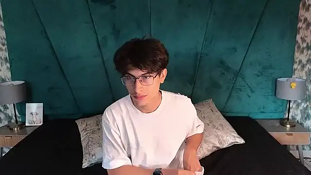 Snapshot of Aaron_Eze chatting on 05-09-26, 01:58 Aaron Eze online show from 05-09-26, 01:58