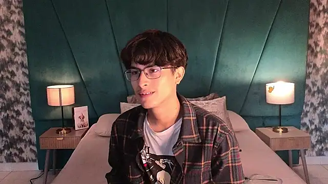 Snapshot of Aaron_Eze chatting on 05-15-26, 12:58 Aaron Eze online show from 05-15-26, 12:58