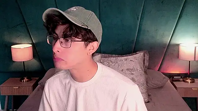 Snapshot of Aaron_Eze chatting on 05-27-26, 01:29 Aaron Eze online show from 05-27-26, 01:29