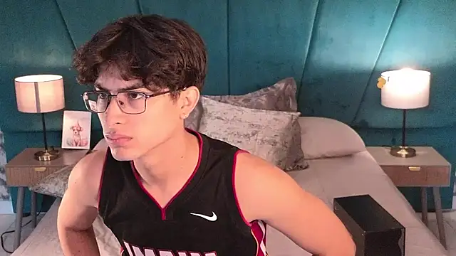 Snapshot of Aaron_Eze chatting on 05-16-26, 12:37 Aaron Eze online show from 05-16-26, 12:37