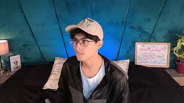 Snapshot of Aaron_Eze chatting on 05-11-26, 01:01 Aaron Eze online show from 05-11-26, 01:01