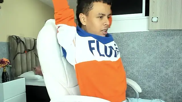 Xavier Fox    online show from 10-23-25, 05:39