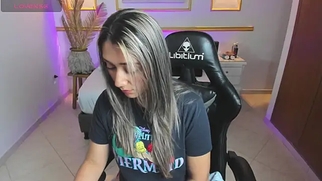 karlyy  online show from 12-19-25, 07:05