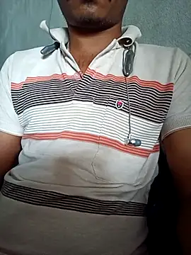 Snapshot of devson411 chatting on 10-18-25, 04:25 devson411 online show from 10-18-25, 04:25