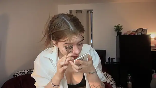 YasmineLace online show from 11-28-25, 12:33