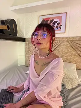 Snapshot of Emma_duff chatting on 04-24-26, 12:18 Emma duff online show from 04-24-26, 12:18