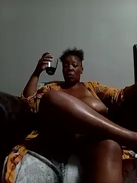 Snapshot of boobsqueenxo chatting on 02-17-26, 09:12 boobsqueenxo online show from 02-17-26, 09:12